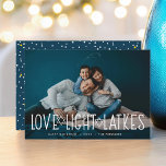 Amour, Lumière & Latkes | CARTE PHOTO HANOUKKA<br><div class="desc">Un carte photo Hanoukka mignon et léger présente votre photo horizontale ou paysagère préférée avec "amour, lumière, loquets" recouvert de lettres blanches agrémentées d'étoiles de David. Personnalisez avec votre salutation Hanoukka, les noms et l'année en dessous. Les cartes sont retournées à un motif de neige et des étoiles sur bleu...</div>