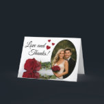 Amour & Merci Élégant Rose Rouge Mariage romantiqu<br><div class="desc">Merci à vos invités mariages avec cette belle et romantique carte pliée. Il présente un joli design avec votre photo mariage dans un cadre ovale, et une seule rose rouge à long tige réfléchissant dans un bassin d'eau. La légende dit "Amour et Merci" et il y a des coeurs mignons...</div>