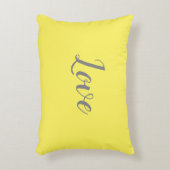 "Amour" sur un joli coussin d'accent jaune (Devant(Vertical))