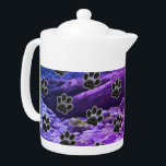 Amoureux des chiens Blue Purple Clouds Black Puppy<br><div class="desc">Un motif d'empreintes de pattes noirs orne cette théière. Cette théière comporte un arrière - plan motif cloud abstrait bleu et violet. De petits empreintes de pattes noirs apparaissent autour du pot entier.</div>