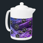 Amoureux des chiens Blue Purple Clouds Black Puppy<br><div class="desc">Un motif d'empreintes de pattes noirs orne cette théière.  Cette théière comporte un arrière - plan motif cloud abstrait bleu et violet.  De petits empreintes de pattes noirs apparaissent autour du pot entier.</div>