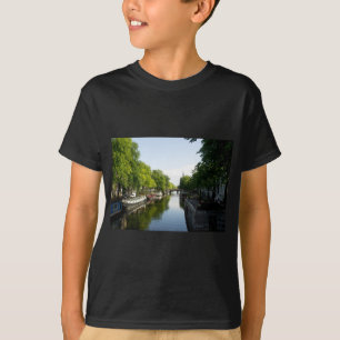 Amsterdam gracht met boten en brug t-shirt