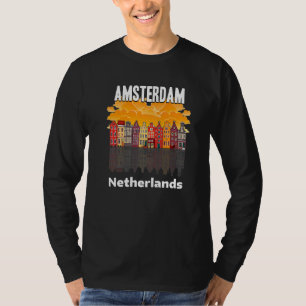 Amsterdam Nederland Typische Huizen Nabij Rivier A T-shirt