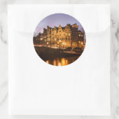 Amsterdamse grachtenpanden in de schemering rond s ronde sticker (Tas)
