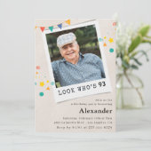 Amusante Photo Men Invitations de 93e anniversaire (Debout devant)