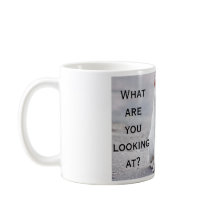 Amusement ce qui sont vous regardant la tasse de