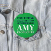 Amy die de Button van de Handtekeningen verzamelt (In situ)