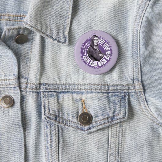 Amy Farrah Fowler Info Grafisch Ronde Button 5,7 Cm (In situ)