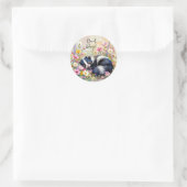 An Adorable Skunk Napping in Flowers | Good Day Ronde Sticker (Tas)