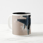 An Emirati F-16 Tweekleurige Koffiemok (Voorkant links)