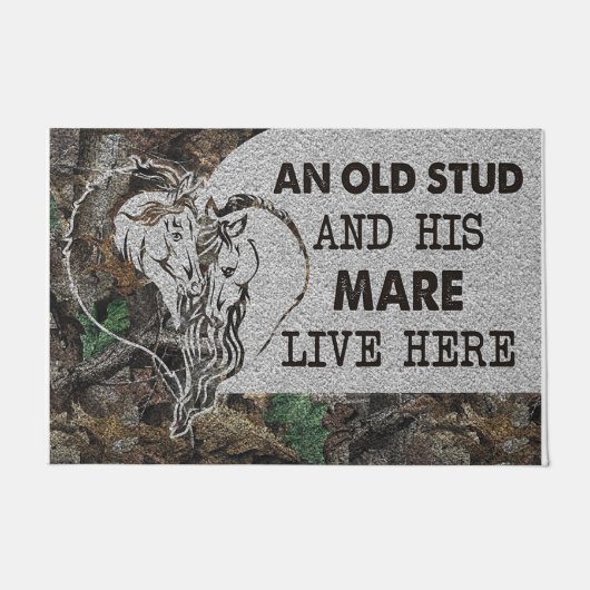 An Old Stud And His Mare Live Here Deurmat (Voorkant)
