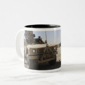 An Oshkosh M-ATV 2 Tweekleurige Koffiemok (Voorkant links)