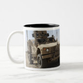 An Oshkosh M-ATV 2 Tweekleurige Koffiemok (Links)