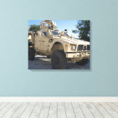 An Oshkosh M-ATV Canvas Afdruk (Insitu (Houten vloer))