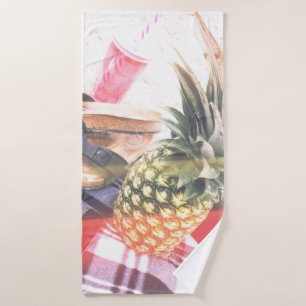 Ananas à côté du téléphone et du haut-parleur