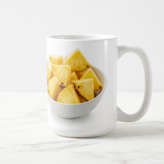Ananas brokken in een kom koffiemok