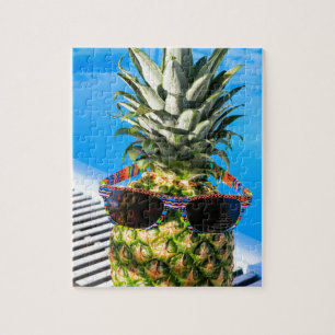 Ananas draagt een zonnebril in een zwembad legpuzzel