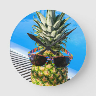 Ananas draagt een zonnebril in een zwembad ronde klok