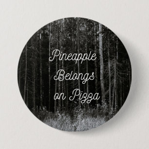 Ananas hoort bij pizza ronde button 7,6 cm