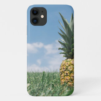 Ananas in een veld iPhone 11 hoesje