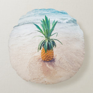 Ananas komt morgenochtend op het strand terecht. rond kussen