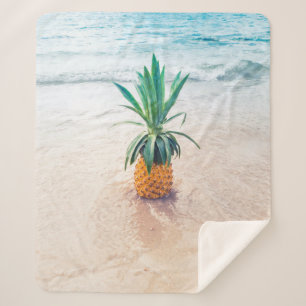 Ananas komt morgenochtend op het strand terecht. sherpa deken
