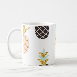 Ananas met gouden glitter, creatief patroon. koffiemok