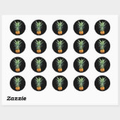 Ananas met groot haar op zwarte achtergrond ronde sticker (Vel)