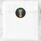 Ananas met groot haar op zwarte achtergrond ronde sticker (Tas)