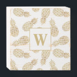 Ananas Monogram Gold<br><div class="desc">Votre monogramme et vos ananas en or sur un bloc de bois en détresse carré sont un ajout fabuleux à votre décor maison pour afficher sur table basse et plateaux ottomans,  plateaux en gradins ou sur vos étagères. Grand comme un cadeau,  aussi ! Correspondance d'articles dans notre magasin.</div>