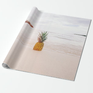 Ananas op zand nabij het strand cadeaupapier