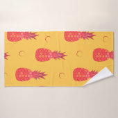 Ananas rose sur arrière - plan orange. Patte trans (Serviette de bain)