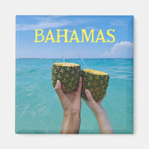 Ananas rum punch op het strand, Bahama's Magneet