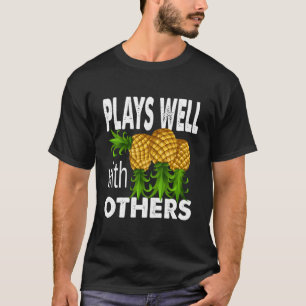 Ananas speelt goed met anderen swinger t-shirt