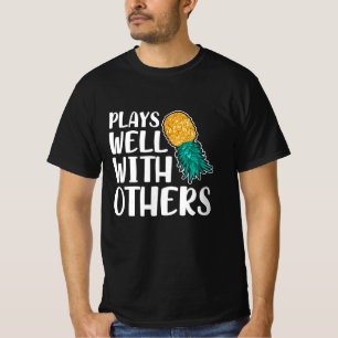 Ananas speelt goed met anderen t-shirt