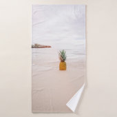 Ananas sur le sable près de la plage (Serviette de bain)