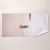 Ananas sur le sable près de la plage (Serviette de bain)