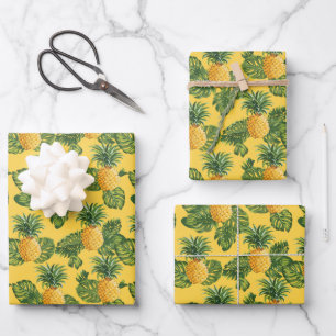ananassen en tropische bladeren op goud inpakpapier vel