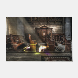 Ancien banc de l'église en bois avec le tapis de p