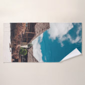 Ancien bungalow tropical en bois sur la plage, un (Serviette de bain)