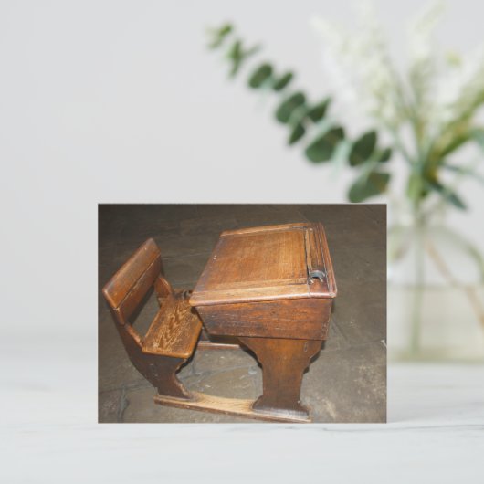 Ancien bureau scolaire en bois et chaise carte pos (Debout devant)