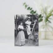 Ancienne carte postale - Arles, Les Arlésiennes (Debout devant)