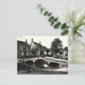 Ancienne carte postale - Bourton-on-the-Water. Glo (Debout devant)