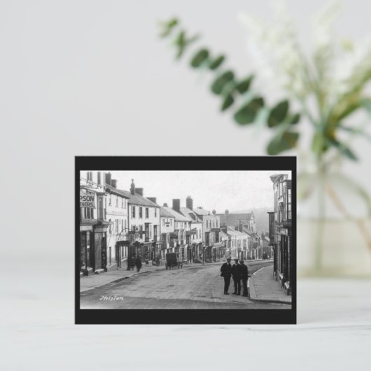 Ancienne carte postale - Helston, Cornwall (Debout devant)