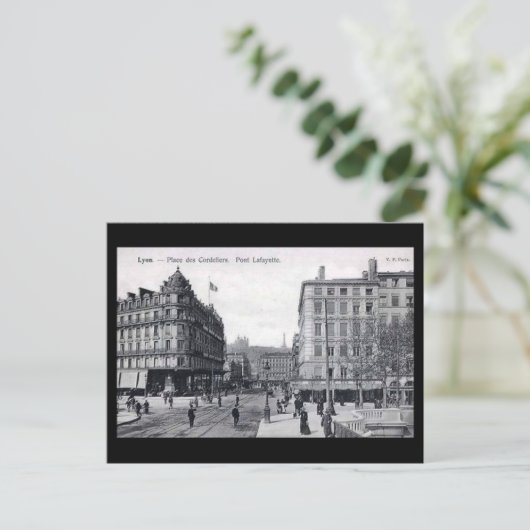 Ancienne carte postale - Lyon, Place des Cordelier (Debout devant)