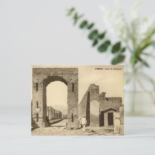 Ancienne carte postale - Pompei, Arco di Calligola (Debout devant)