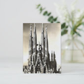 Ancienne carte postale - Sagrada Familia, Barcelon (Debout devant)