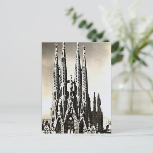Ancienne carte postale - Sagrada Familia, Barcelon (Debout devant)