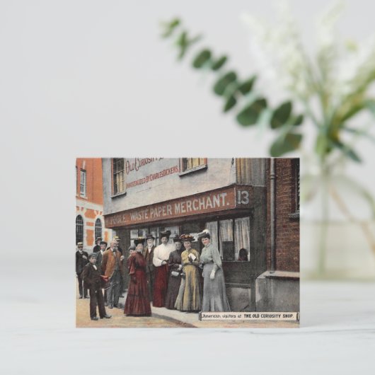 Ancienne carte postale - "The Old Curiosity Shop" (Debout devant)