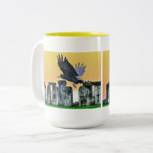 Ancient Stonehenge & Rook Corvid-lover's Gift Tweekleurige Koffiemok (Voorkant links)